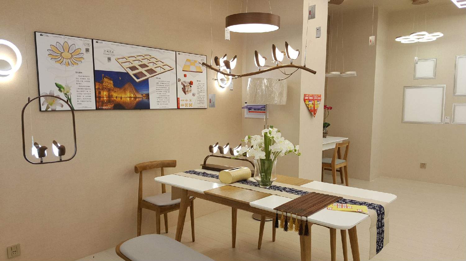 　　简约原则：  　　灯饰在房间中应起到画龙点睛的作用。过于复杂的造型、过于繁杂的花色，均不适宜设计简洁的房间。选择十用吸顶灯改造灯板，可随心搭配任何灯罩，自由设计简约卧室装修风格。  　　方便原则:  　　大部分人都经历过更换吸顶灯灯泡的尴尬：踩着桌子、踏着椅子、昂首90度，抬双臂过头到2.5米高甚至更高的顶棚。选择灯具时，一定要考虑更换灯泡方便。普通高品质灯泡使用寿命为一年以下，节能灯由于开启关闭对开关的损伤，好的使用情况下使用寿命为一年，而十用智能LED灯具，使用寿命长达3~5年，完爆节能灯和普通灯泡，免去频繁更换的烦恼。  　　节能原则：  　　节能灯泡节电、照明度又好，也不会散发过多热量，适用多头灯具。但是从长远考虑肯定LED灯具好，虽然成本比节能灯泡高，但是寿命长、省电、而且环保，长远打算的话比普通节能灯更省，同等亮度的情况下LED灯功率只是普通节能灯的1/3左右。寿命相当于普通灯的5倍左右。  　　安全原则：  　　一定要选择正规厂家的灯具。正规厂家的产品都标有3C认证，能保证色温和亮度在人眼使用舒适度范围之内，而价格低廉的一些劣质三无产品LED灯具则会造成色温过高亮度却过低，长期使用会使人体造成头晕眼疲劳等不良症状。十用智能LED灯具，相继通过了ISO9001体系认证，3C、CE、FCC、RoHS等国际权威组织的认证，其产品的显指数、明亮度、安全度、各项指标都达到了国家相关标准。另外潮气大的卫生间、厨房应选用防水灯具。  　　功能原则：  　　不同使用功能的房间，应安装不同款式、照明度的灯饰。客厅应该选用明亮、富丽的灯具;卧室应选用使人躺在床上不觉刺眼的灯具，例如可调光调色温的十用智能LED灯具，需要光亮时可？氐髦粮咄呤，明亮如太阳般自然光，暗时则可调至萤火虫微光，省电又不刺眼;儿童房应选用色彩艳丽、款式富于变化的灯具;卫生间应选用式样简洁的防水灯具;厨房应选择便于擦拭、清洁的灯具;某些需要特殊表现的地方也可选择地暖地板射灯。  　　协调原则：  　　灯饰与房间的整体风格要协调，而同一房间的多种灯具，应保持色彩协调或款式协调。如木墙、木柜、木顶的长方形阳台，适合装长方形木制灯;配有铁艺表、铁管玻璃餐桌椅的长方形门厅，适合选择长方形铁管材质的灯罩搭配灯具;安有金色柜门把手、金色射灯的卧室，适合带有金色装饰的灯。